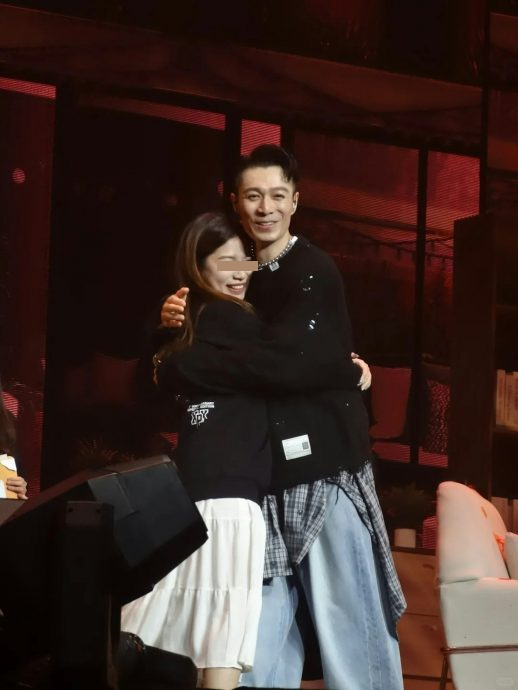 周柏豪与粉丝亲密互动 网民:太太看到什么感觉