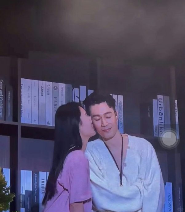 周柏豪与粉丝亲密互动 网民:太太看到什么感觉