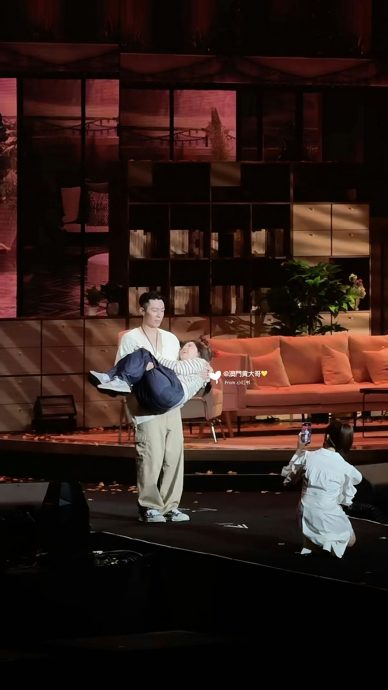 周柏豪与粉丝亲密互动 网民:太太看到什么感觉