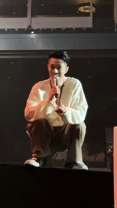 周柏豪与粉丝亲密互动 网民:太太看到什么感觉