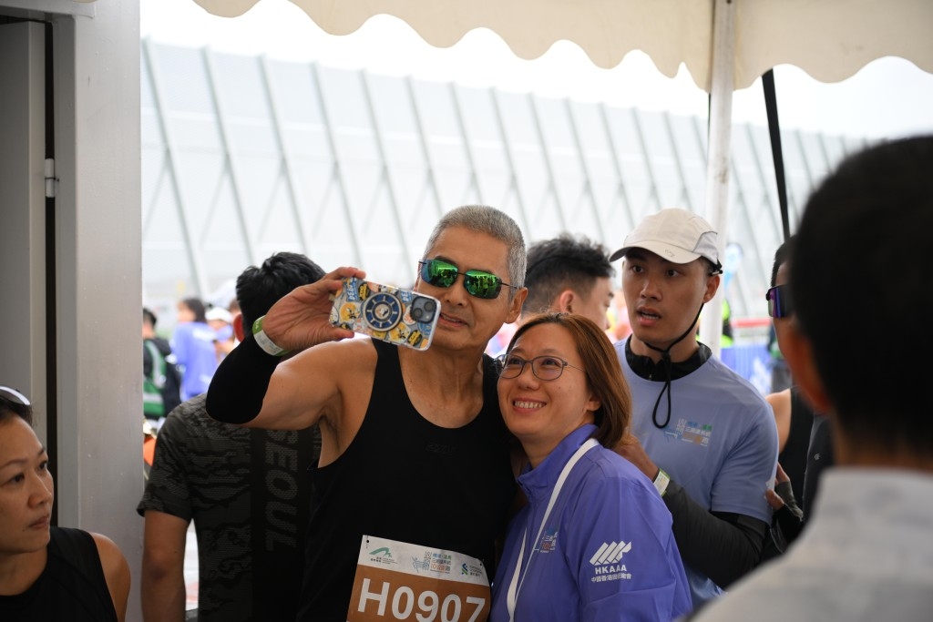 周润发出战机场三跑 银发Look型爆全场