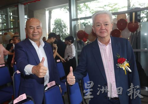 古润金(右起)和刘天球对南大楼的交接暨启动仪式比“赞”的手势。(赖国华摄)hx241123w09