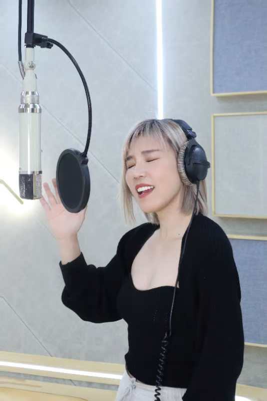 在中国大马人)尝豆汁试旗袍 歌手李佳薇:愿用音乐陪伴听众