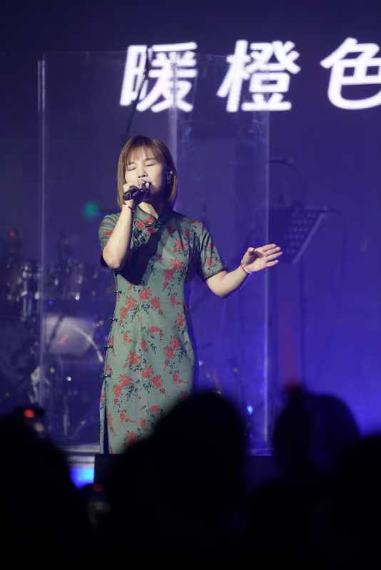 在中国大马人)尝豆汁试旗袍 歌手李佳薇:愿用音乐陪伴听众