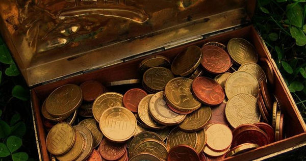 地窖出现神秘绳子!水管工撬开混凝土惊见藏宝箱藏纯金币