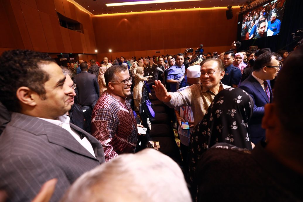 **夜报封面主文:(封面) 安华:涨幅控制在5%人民就不受影响