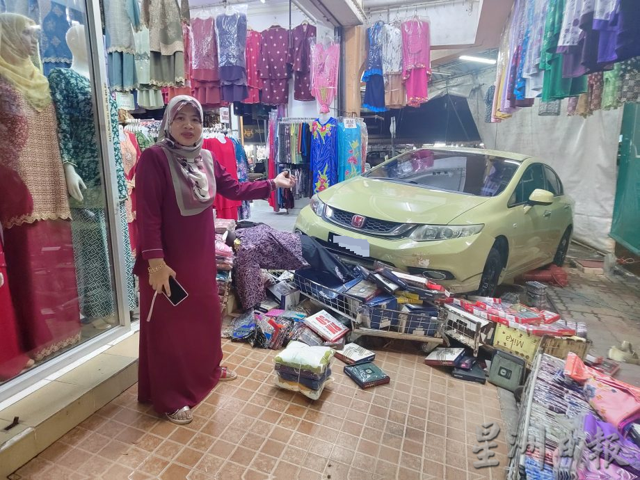 **大柔佛焦点**柔:店家直播中汽车突冲入店,2车事故服饰店当灾