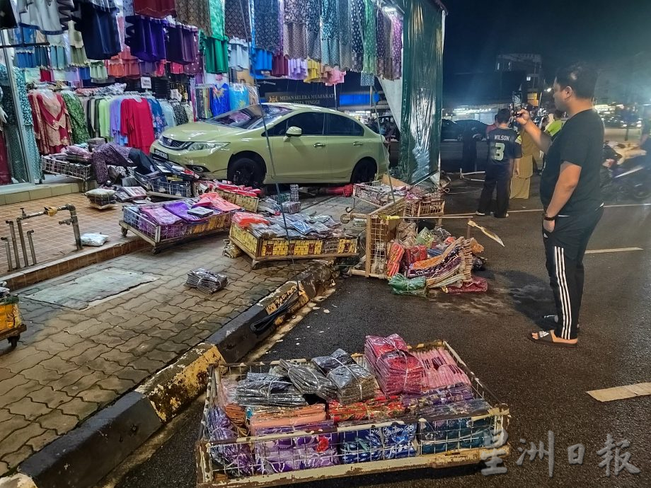 **大柔佛焦点**柔:店家直播中汽车突冲入店,2车事故服饰店当灾