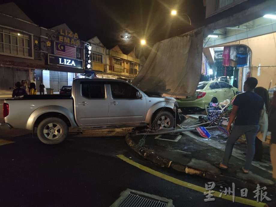 **大柔佛焦点**柔:店家直播中汽车突冲入店,2车事故服饰店当灾