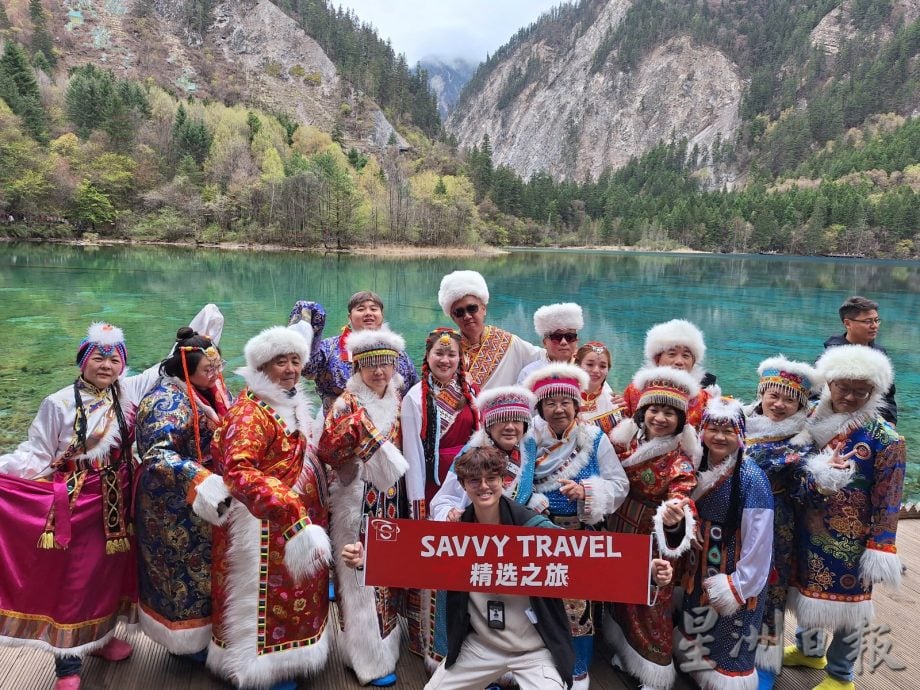 大都会封面/年杪旅游旺季,中国旅行团火红