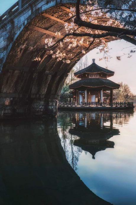 大都会封面/年杪旅游旺季,中国旅行团火红