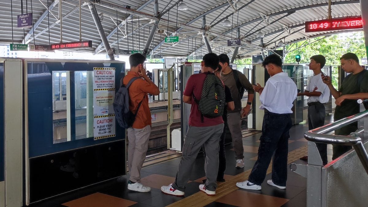 大都会封面/单轨火车启用月台自动门/7图