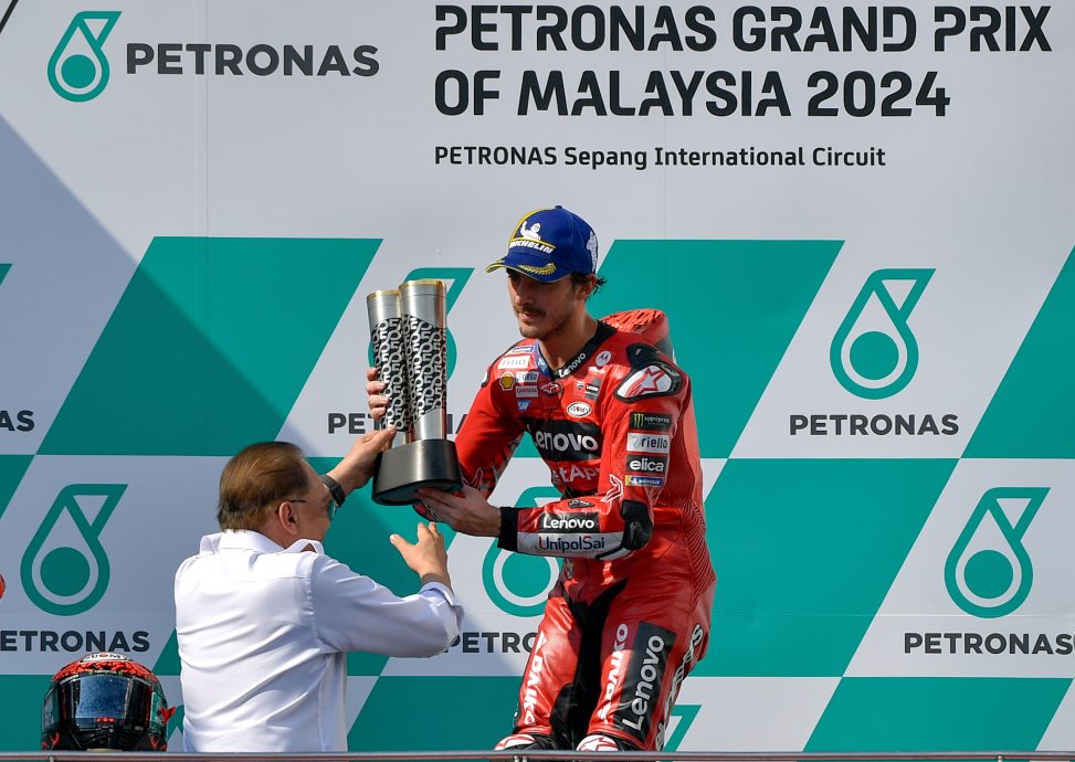 大马站世界摩托车大赛| 巴尼亚亚勇夺本季第10冠 世冠之争要斗到收官战