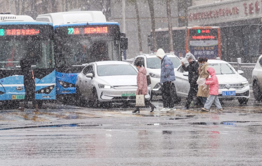 天下事 主文 中国暴雪寒潮大风3预警齐发 中东部开启“速冻”模式 0℃线将南压至河南 中东部开启“速冻”模式