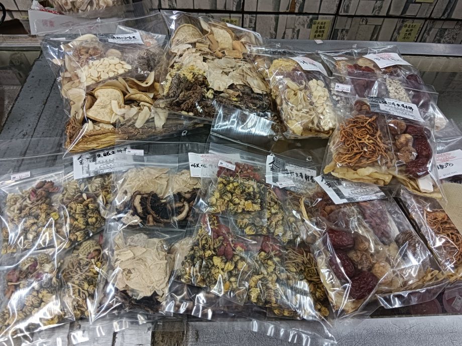 天气忽冷忽热凉茶好卖 业者:中草药价格平稳