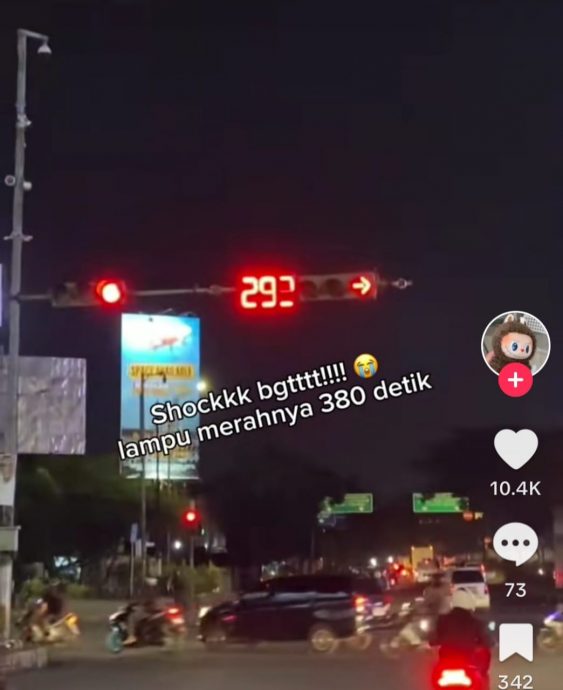 太疯狂了! 女子等红灯时在线点餐