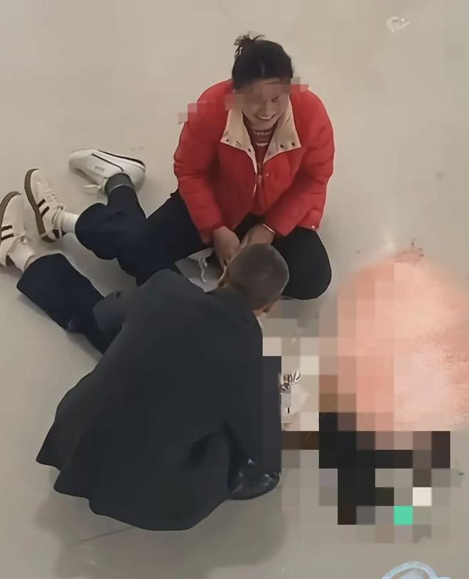 女生倚靠商场扶梯遭拉拽坠亡 母亲崩溃大哭