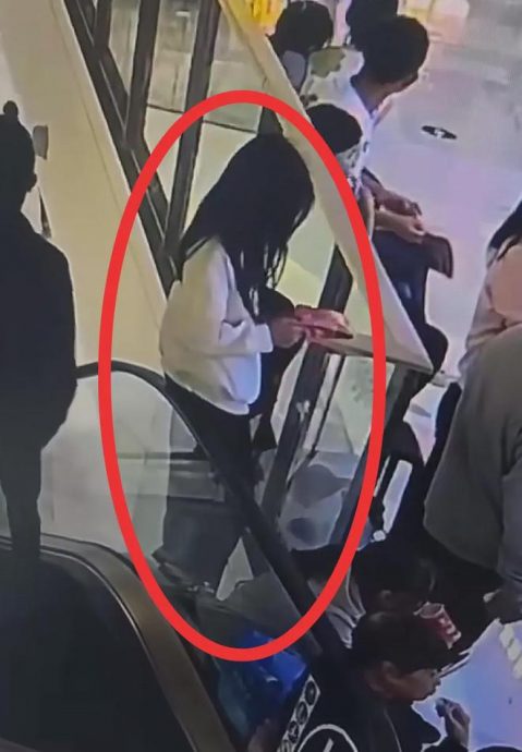 女生倚靠商场扶梯遭拉拽坠亡 母亲崩溃大哭