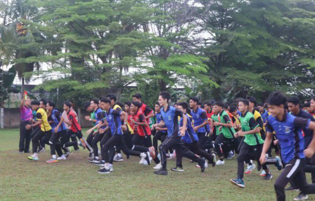 学海副文:为让学生挖掘才能 当亚浓中学办越野赛跑