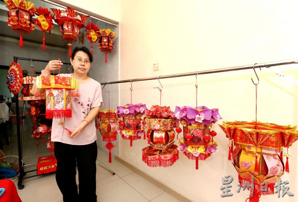 它的诞生︱:27日见报/封底主文/红包封变灯笼 蔡彩婷巧手点亮家居