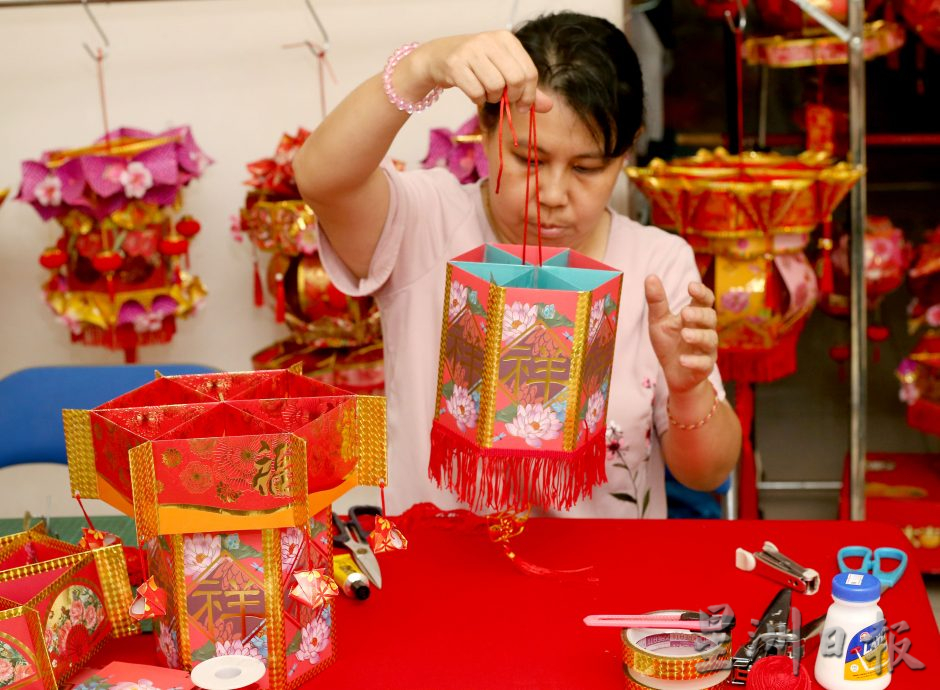 它的诞生︱：27日见报／封底主文／红包封变灯笼  蔡彩婷巧手点亮家居  