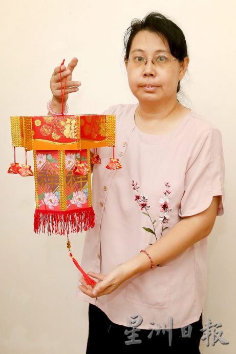 它的诞生︱:27日见报/封底主文/红包封变灯笼 蔡彩婷巧手点亮家居