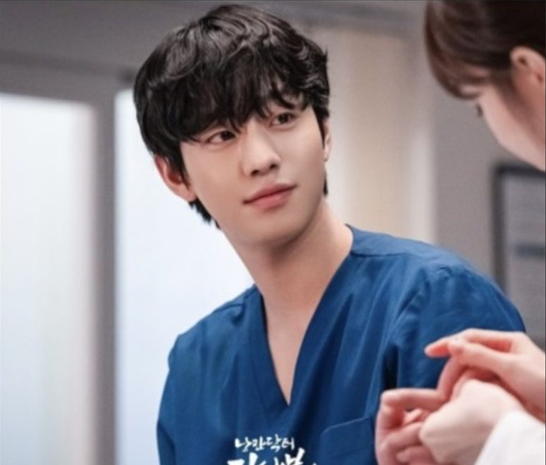 安孝燮机场现身“胖若两人” 网笑:超像栗子馒头!