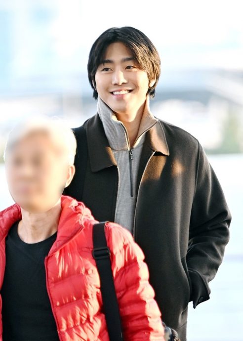 安孝燮机场现身“胖若两人” 网笑:超像栗子馒头!