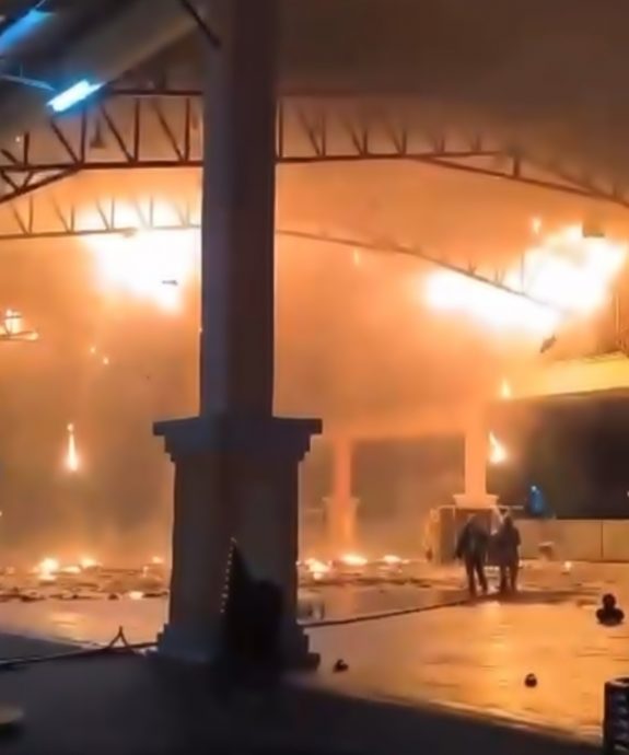 安顺阿丽娜广场失火 警:庆生燃烟花惹祸