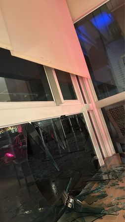 家中落地玻璃窗被台风吹破 利菁清理碎片喊:救命