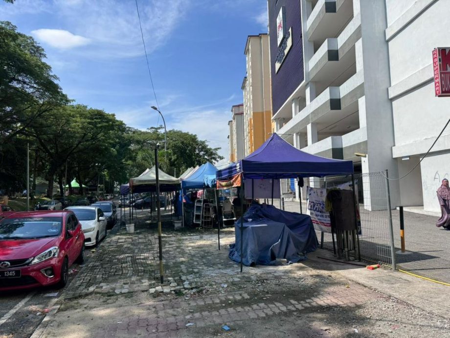 封面-大都会-走访人民组屋非法档口与泊车问题/12图