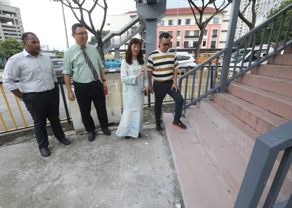 封面-大都会/黎正兴:提升行人桥以确保学生安全/7图