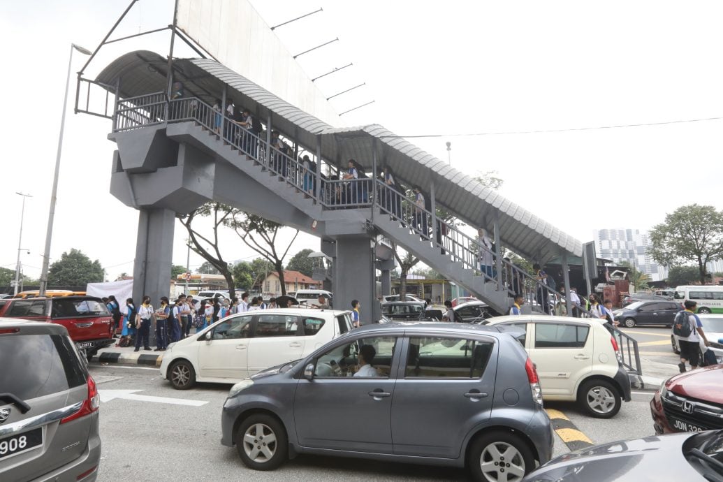 封面-大都会/黎正兴:提升行人桥以确保学生安全/7图