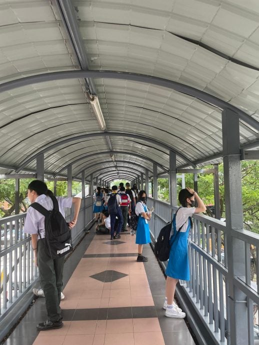 封面-大都会/黎正兴:提升行人桥以确保学生安全/7图