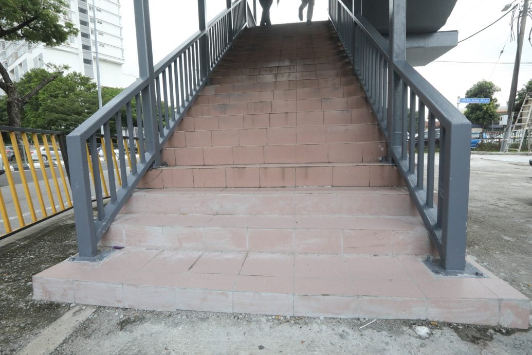 封面-大都会/黎正兴:提升行人桥以确保学生安全/7图