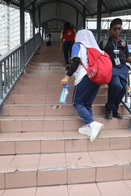 封面-大都会/黎正兴:提升行人桥以确保学生安全/7图