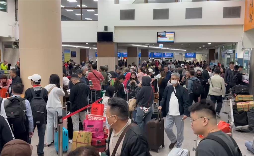 小三通复航挤爆!候补民众逾600号怒喊:我要加班船