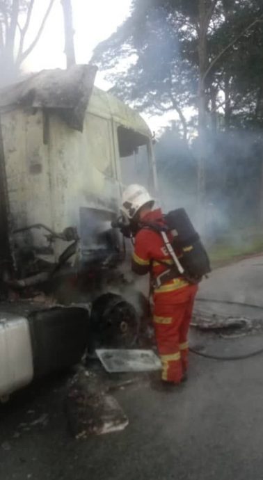 已签发 柔:油槽罗里起火 幸未酿伤亡