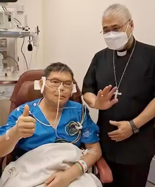 *已签发* 柔:狮城二三事:近200教徒出席祷告会 为遭刺伤神父祝祷