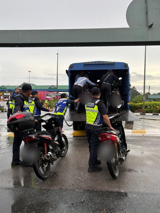 *已签发* 柔:采特别行动减少公路意外 柔陆交局查逾2万摩托车过半遭开罚