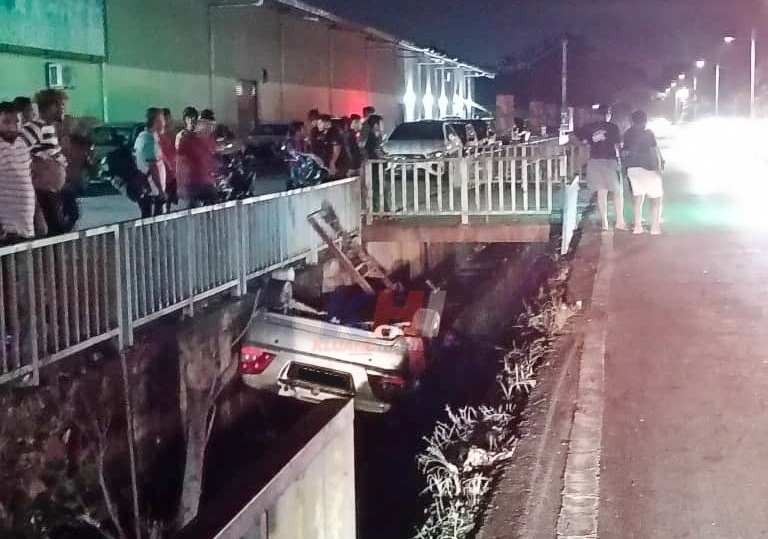 已签发 柔:闪避摩托车撞入沟渠 汽车四轮朝天躺水中