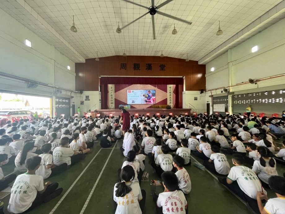 吸引家长为孩子报读,博爱华小明年一年级新生获赠必需品
