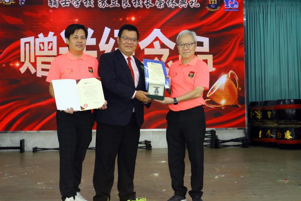 **已签发**柔:校园版头:挥别35载杏坛,苏立良荣休获颁“教育界红星”奖