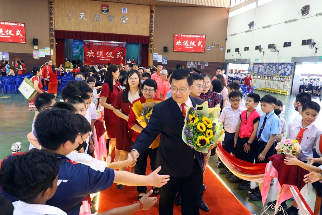 **已签发**柔:校园版头:挥别35载杏坛,苏立良荣休获颁“教育界红星”奖