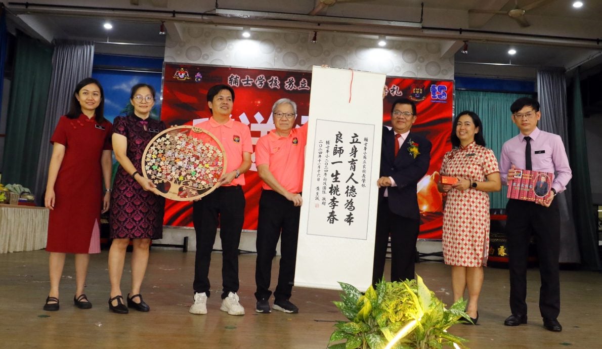 **已签发**柔:校园版头:挥别35载杏坛,苏立良荣休获颁“教育界红星”奖