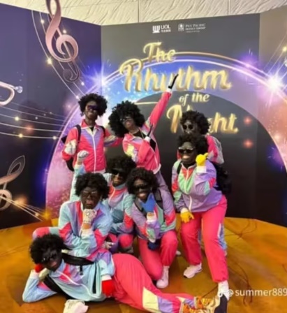 *已签发*柔:狮城二三事:出席者涂黑脸参加公司晚宴被批 新加坡华业集团致歉