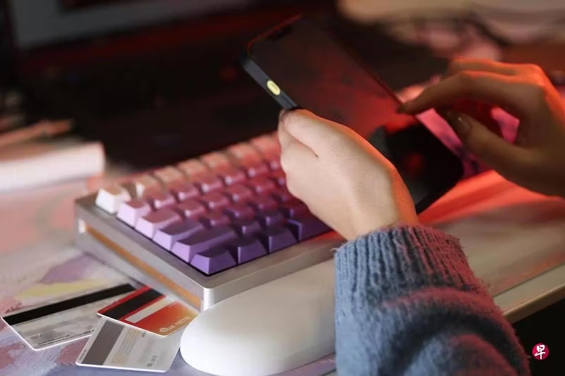 *已签发*柔:狮城二三事:前银行职员设局骗百万 被狮城金管局禁止从业14年