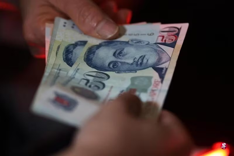 *已签发*柔:狮城二三事:涉收贿逾1万5千令吉 狮城保安员与2行贿者被控