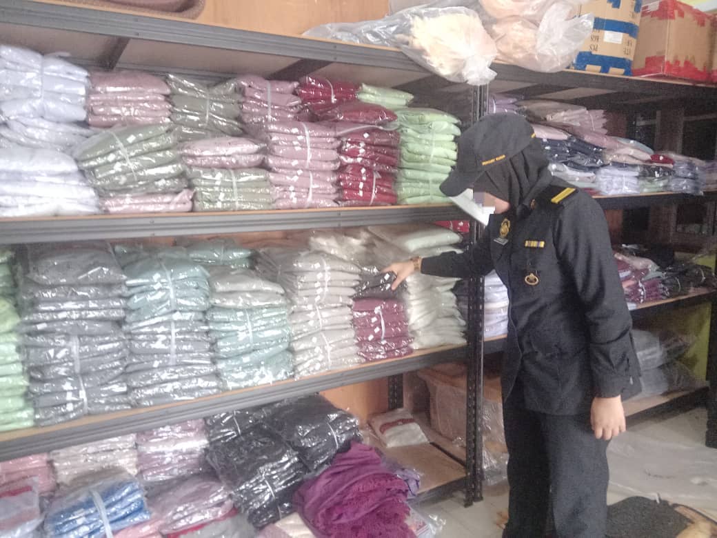 **已签发**柔:第二版头条:柔内贸局龙引展开取缔 起获逾12万仿冒品