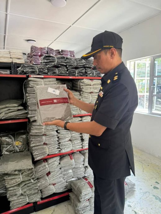 **已签发**柔:第二版头条:柔内贸局龙引展开取缔 起获逾12万仿冒品